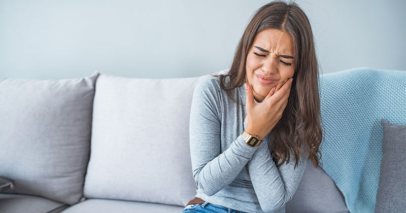 Cracked tooth: symptoms and causes