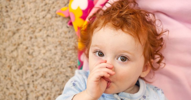 ¿Cómo chuparse el dedo puede afectar a los dientes de mi hijo?

