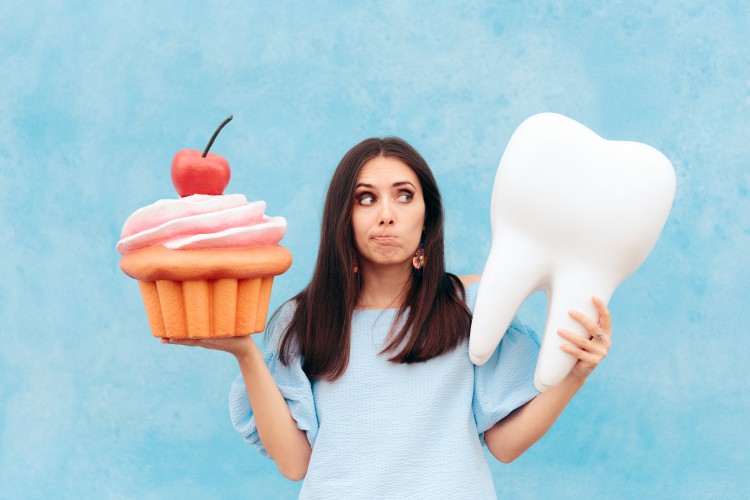 Erosión: Lo que comes y bebes puede tener un impacto en tus dientes.
